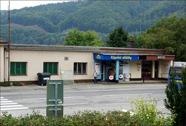 Pre krátkodobých návštevníkov, ako sme boli my, je hneď pri ceste č. 507 parkovisko. Kúpeľné oblátky sú oproti parkovisku a možno pokračovať v ceste...