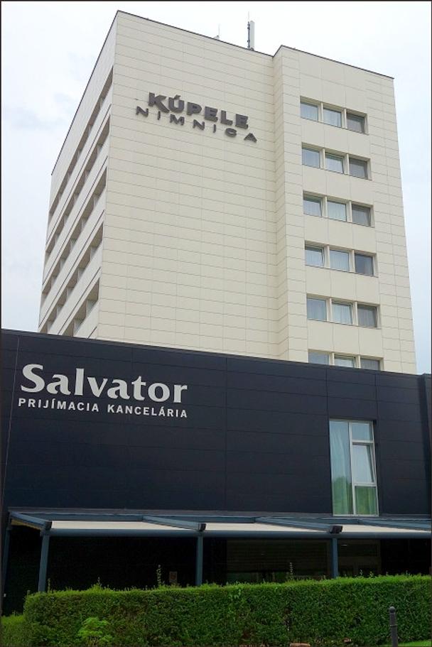 Hlavná výšková budova je riaditeľskou a obsahuje aj prijímaciu kanceláriu pre hostí a pacientov.
