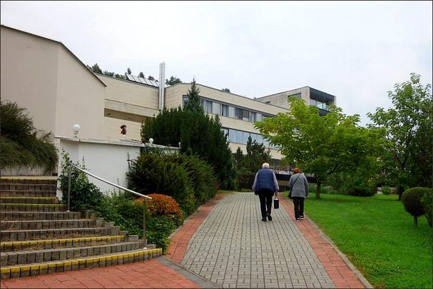 Architektúra hlavnej budovy mi vzdialene pripomenula kúpele Sliač. Schody a schodištia ako terapeutický prvok. Podobností by sa našlo viac, veď aj diagnózy, ktorým kúpele slúžia, sú podobné.