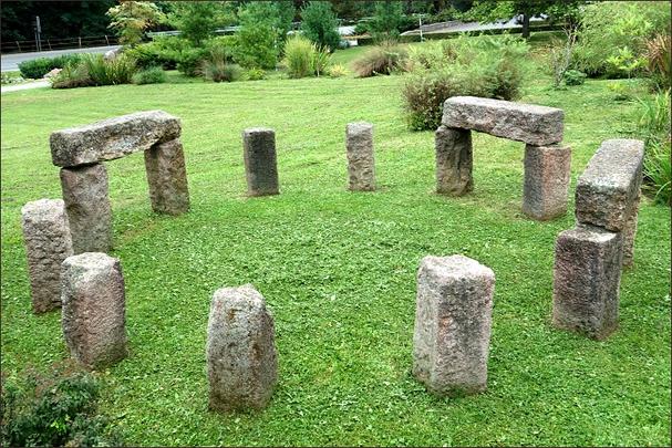 Nechýba ani záhradnícky zmysel pre humor, postavili si tu malý "Stonehenge".