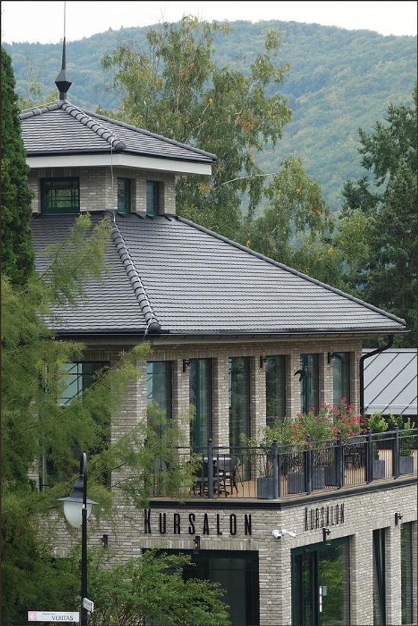 Takzvaný "Kursalon" mierne vybočuje z architektonickej jednoty budov, ale je to celkom vhodné spestrenie.