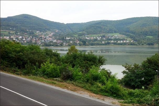 Hneď pod terasou prúdi cestovný ruch na ceste č. 507...
