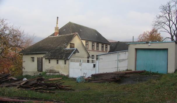 Neobývaný hostinec na kopaniciach
