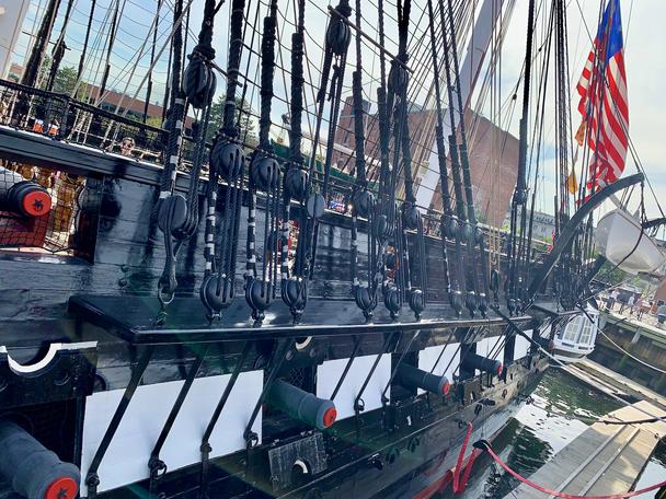 USS Constitution bola fregata pôvodne vyzbrojená na boj s pirátmi.