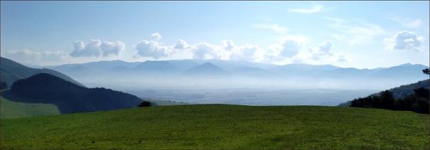 Asi v polovici cesty k budzogáňu sme obdivovali nádhernú panorámu hôr a mrakov.