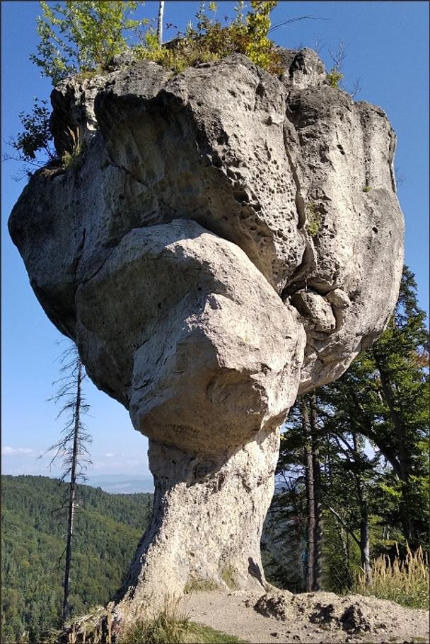 Skúšam pohľady z rôznych strán a vymýšľam názvy pre výraz skaly. Toto je tvár obra.