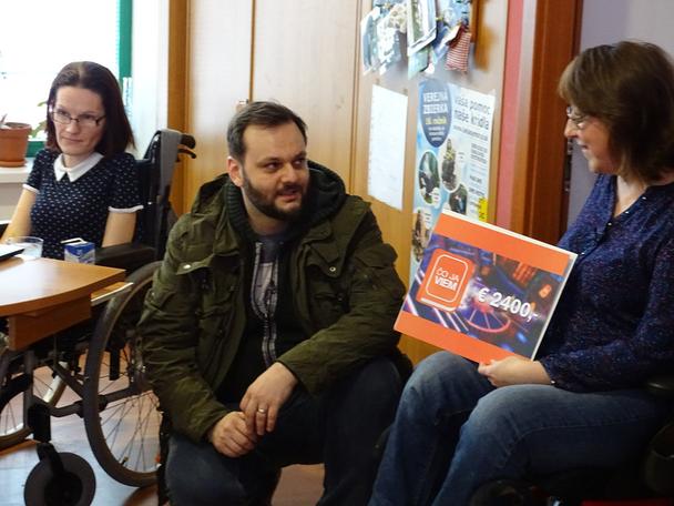 Odovzdávanie finančnej výhry v súťaži Čo ja viem, ktorú Junior venoval OMD v SR. Šek prevzala Andrea Madunová, predsedníčka OMD v SR.