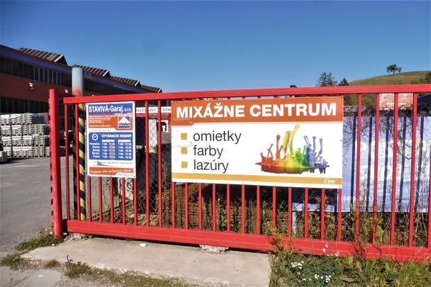 Cestou na železničnú stanicu možno vidieť tabule hýriace farbami.