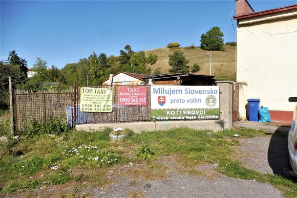Ale, napríklad, v kúte pri staničnej budove aj kadečo iné.