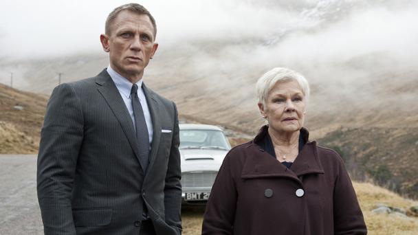 Najosudovejšou ženou po boku Jamesa Bonda bola nakoniec Judi Dench alias M