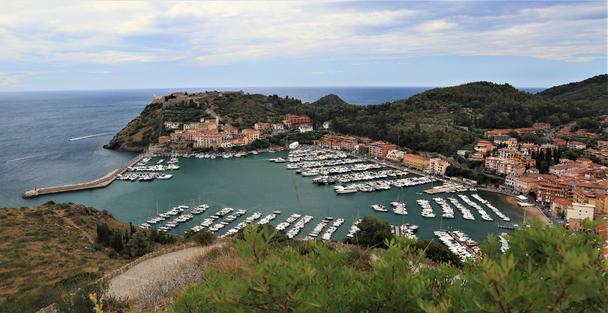 pohľad na prístav v Porto Ercole z 2 pevnosti