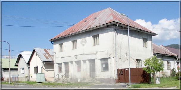 Opustené predajňa potravín a dedinská krčma