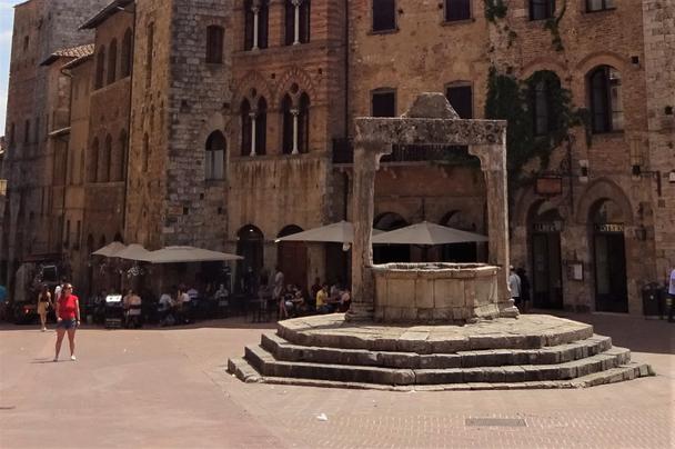 piazza Cisterna so stredovekou studňou
