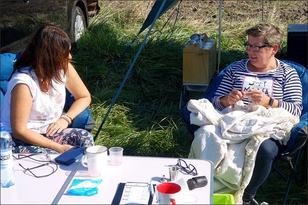 Sú dovolené susedské rozhovory, kniha, alebo štrikovanie a háčkovanie...