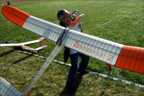 Na štarte. V tejto kategórií sa modely vetroňov vyťahujú gumou (20 m) a lanom o celkovej dĺžke 100 m. Už netreba behať ako kedysi. Po štarte prinesie lano pomocník.