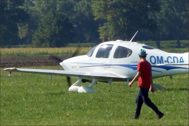 Aeroklub využíval pekné počasie na tandemové zoskoky.