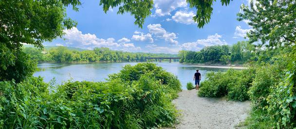 Na sútoku riek Connecticut a White River.