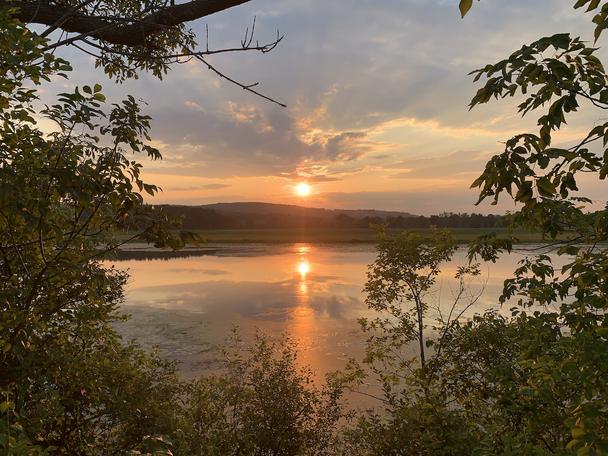 Západ slnka nad riekou Merrimack pri hlavnom meste štátu New Hampshire, ktorým je Concord.