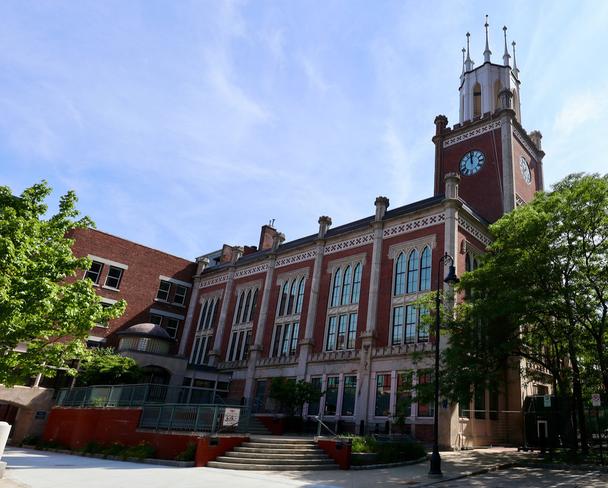Mestská radnica zo strany ulice Elm street.
