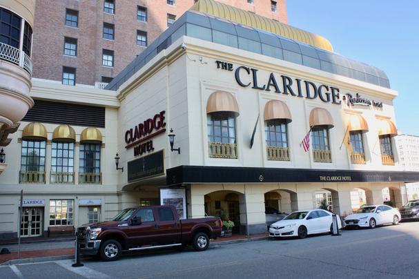 Legendárny hotel Claridge, ktorý so svojimi 24 poschodiami, bol prvým výškovým hotelom v AC a prezývali ho Mrakodrap pri mori. Bol obľúbeným hotelom takých hviezd ako Marilyn Monroe, či Frank Sinatra.