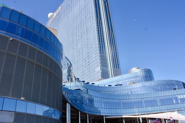 Ukážka modernej architektúry v AC - hotel a kasíno Oceán.