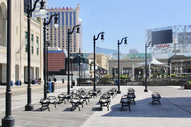 Námestie pred historickou Boardwalk Hall, v kt. sa konajú kultúrne a športové podujatia a kde je umiestnený najväčší hudobný nástroj na svete.