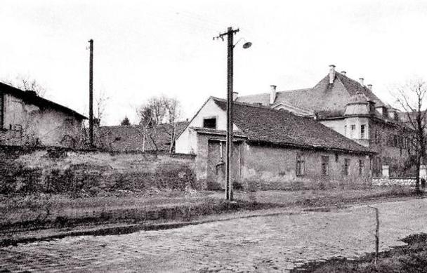 Hospodárska ulica a za nízkym domom (starý hostinec?) vstup na Fándlyho ulicu, 50. roky 20. stor.