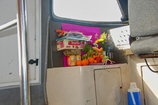 Už ste cestovali v autobuse s oltárom? Náš šofér mal za chrbtom sedadla malý oltárik. Tak ako mu budhistická viera káže, na oltárik umiestnil 5 druhov ovocia, nápoje, sladkosti a ryžový koláč bán chung. Možno aj to pomohlo, došli sme do cieľa šťastlivo.