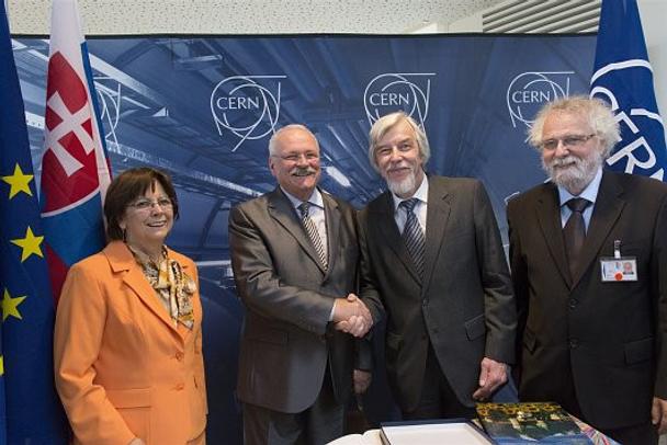 Pózovanie pre novinárov - prezident SR a generálny riaditeľ CERN