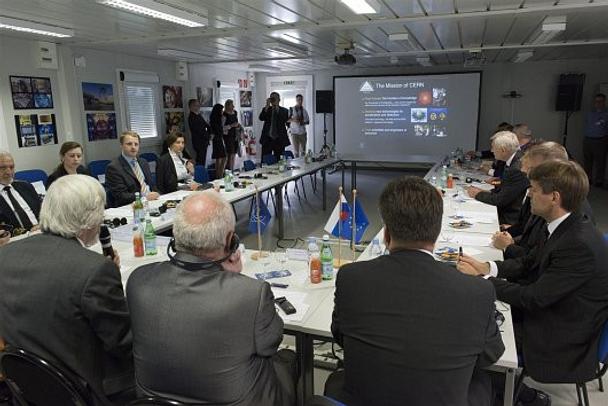 Generálny riaditeľ CERN R. Heuer predstavuje úspechy a plány CERN.