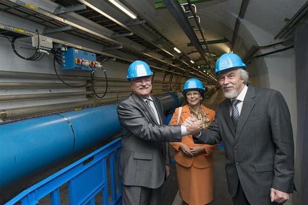 Ivan Gašparovič a Rolf Heuer v tunelu urýchľovača LHC