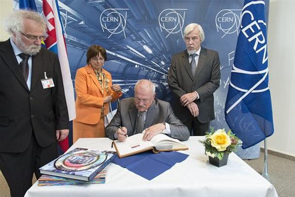 Prezident SR Ivan Gašparovič sa zapísal do Knihy hostí CERN.