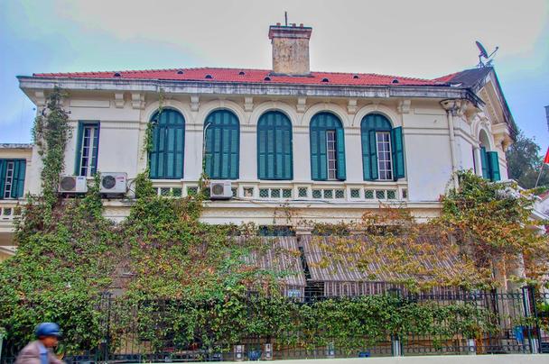 Krásu nádhernej koloniálnej architektúry, pri prechádzke Francúzskou štvrťou v Hanoji, si môžeme naplno užívať. Žiaľ, táto krása bez potrebnej starostlivosti o údržbu, rýchlo vyprcháva.