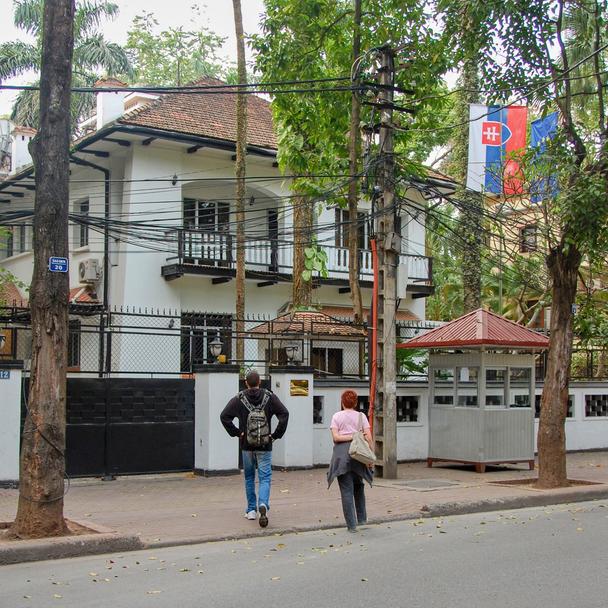 Slovenskú vlajku na budove nájdete iba kúsok od mauzólea Ho Či Mina. Áno, sme pri Veľvyslanectve Slovenskej republiky vo Vietname. Aj naše Veľvyslanectvo sídli vo vile, ktorú tu zanechali francúzski kolonizátori.