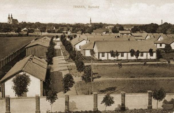 Vojenské baraky neďaleko stanice, dnes škola na ulici F. Urbánka