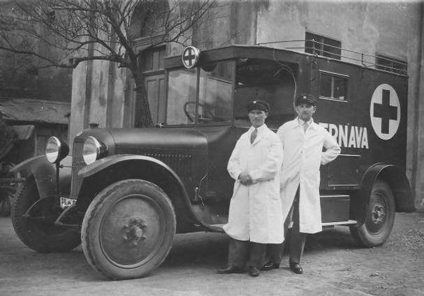 Trnavská sanitka v roku 1931 na nádvorí radnice,pred kaplnkou