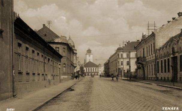 Emmerova ulica, vpravo fasáda hostinca Františka Fišeru, neskôr Pezinská vináreň
