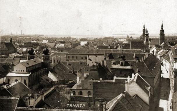 Pohľad na juhozápad Trnavy s továrňou Coburg v pozadí