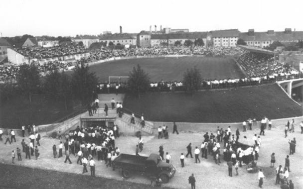 Futbalový zápas v päťdesiatych rokoch