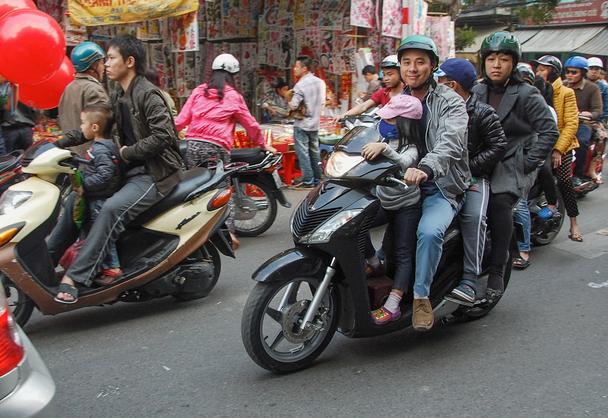 Skúter je v rukách Vietnamcov najdokonalejším dopravným prostriedkom.