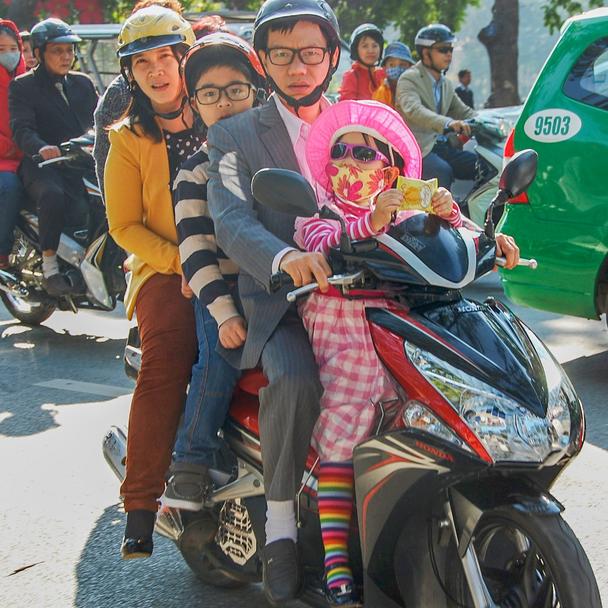 Skúter je v rukách Vietnamcov najdokonalejším dopravným prostriedkom.