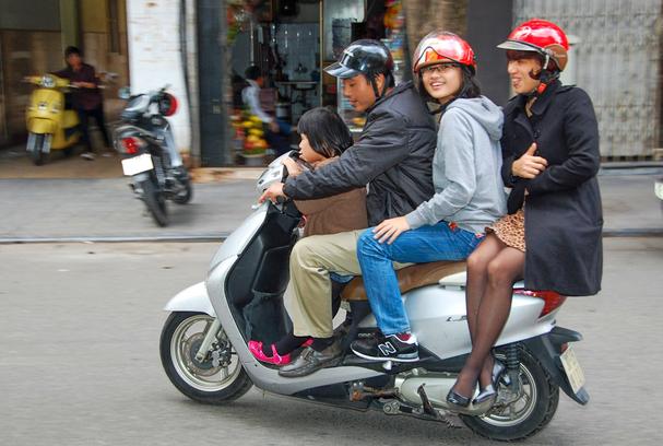 Skúter je v rukách Vietnamcov najdokonalejším dopravným prostriedkom.