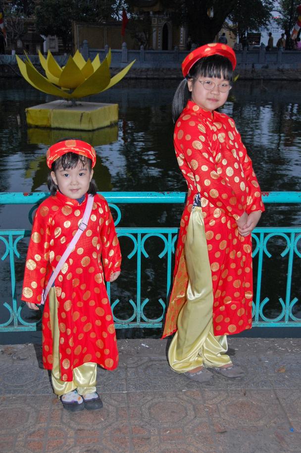 Potom, ako som zažil problémy s fotografovaním v moslimských krajinách, budhistický Vietnam je pre fotografov selanka – idyla. Obzvlášť na taký sviatok, akým je Tét, cítia mamičky potrebu predviesť svetu svoje deti v nových šatách.