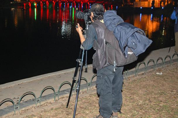 Podľa technickej výbavy, na nábreží jazera zaujímajú pozície profesionálni fotografi. Nechápem, prečo som v tom nehľadal širšie súvislosti.