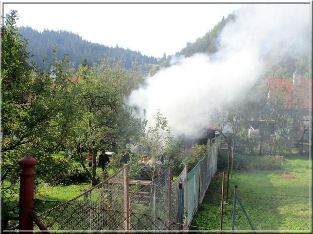 Údenie v údenici v záhrade trochu dymí
