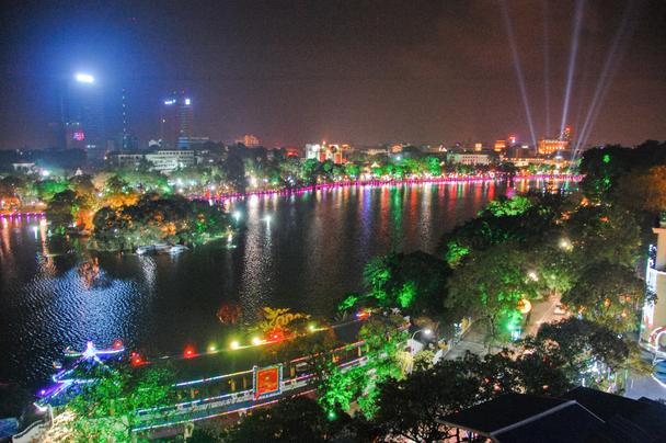 Slávnostne osvetlené jazero Hoan Kien.