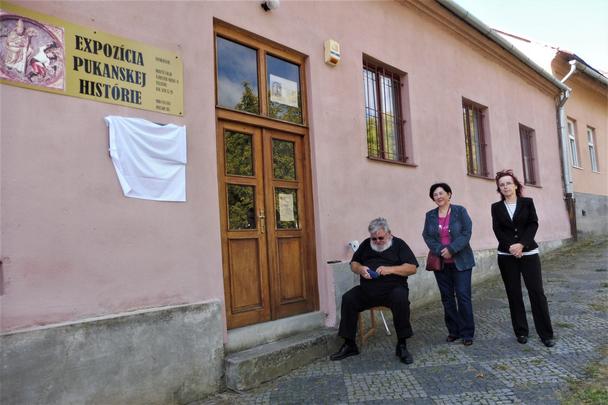 Členovia občianskeho združenia Spoločnosť priateľov cestovateľa Samuela Šikeťa a pukanskej histórie.