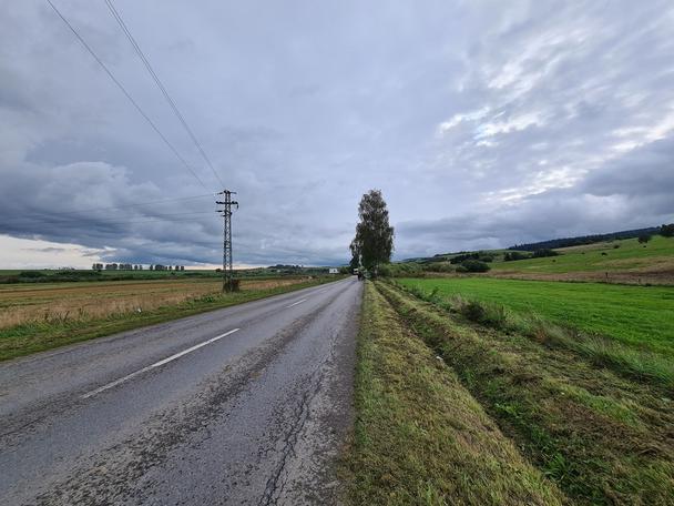 Povolená rýchlosť 70. Mali sme čo robiť, aby sme ju neprekročili.