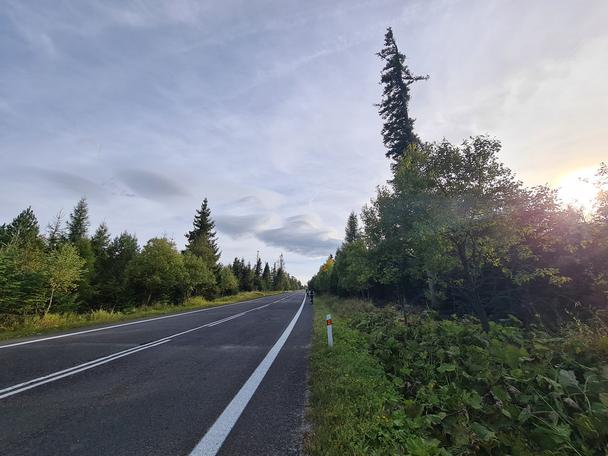 Posledný kopec prvého dňa. Tento úsek sme neoficiálne nazvali "utrpenie", keďže sme dokonale vycibrili očný klam. Zdá sa to ako príjemná sedemkilometrová rovinka a ty ju šľapeš na 1-1.