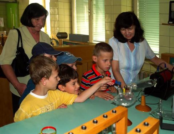 Na exkurzii v odbornom laboratóriu sa deti zoznámili so ďalšími zaujímavými fyzikálnymi pokusmi